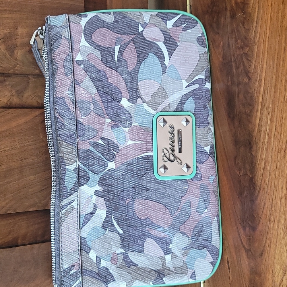 NWOT Guess Clutch/wristlet